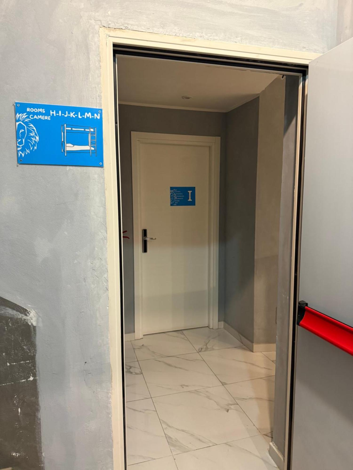 Lion University & Youth Hostel Milano Экстерьер фото