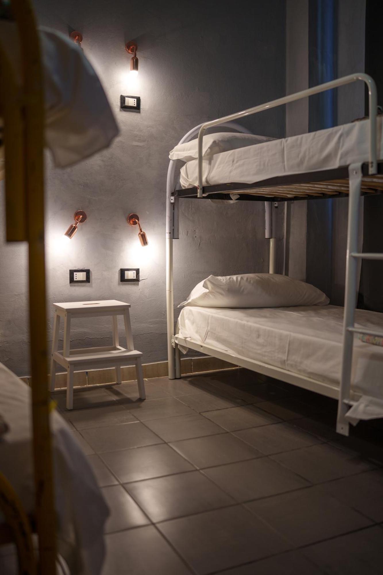 Lion University & Youth Hostel Milano Экстерьер фото