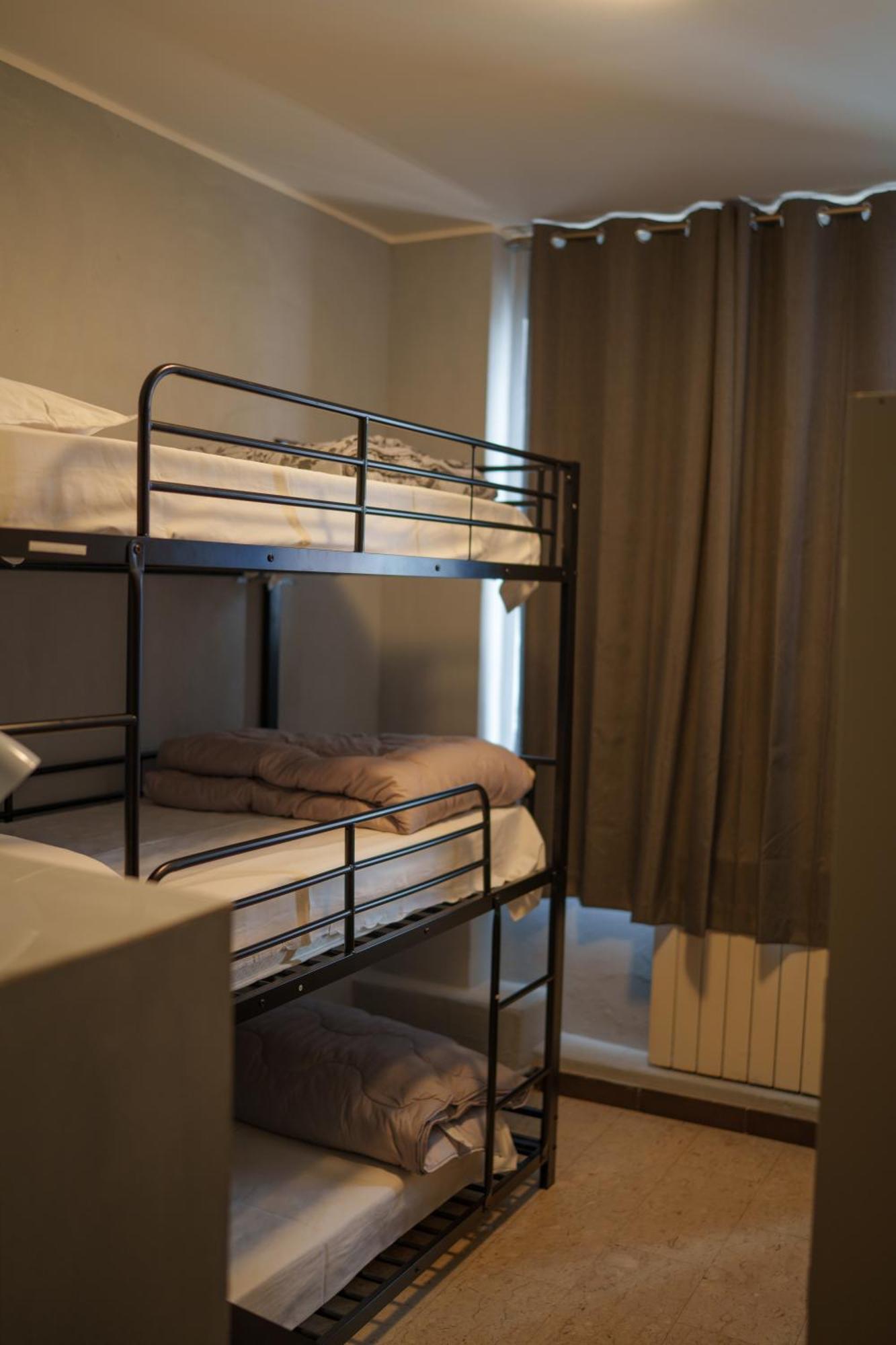 Lion University & Youth Hostel Milano Экстерьер фото